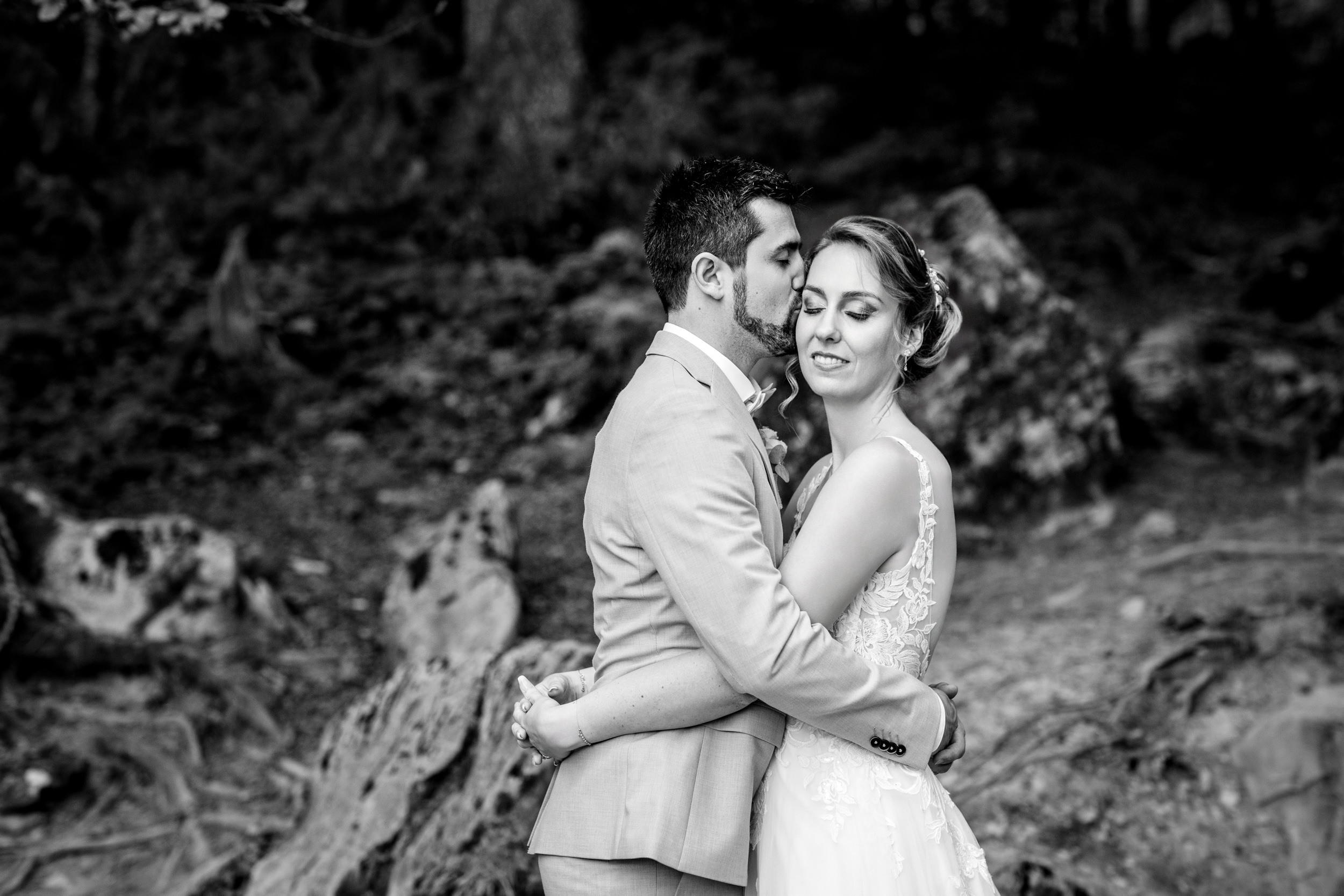 séance photo couple mariage avec jeunes mariés en robe et costume et en noir et blanc